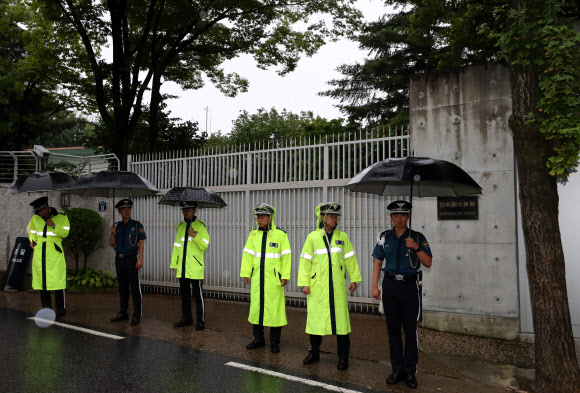 7일 오전 서울 성북구 일본대사관저 앞에서 애국국민운동대연합 주최로 열린 일본대사 출근 저지 관련 기자회견으로 대사관저 인근 경계가 강화되어 있다. 2019.8.7 연합뉴스