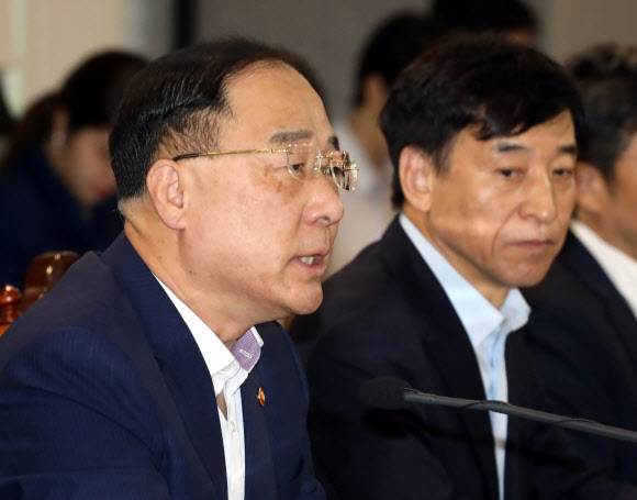 발언하는 홍남기 부총리