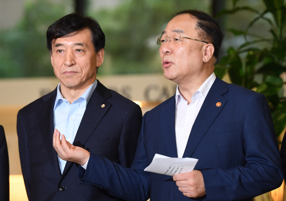 홍남기 경제부총리 겸 기획재정부 장관이 7일 오전 서울 중구 명동 은행회관에서 열린 긴급 거시경제 금융회의를 마친 후 취재진 질문에 답하고 있다. 2019.8.7 오장환 기자 5zzang@seoul.co.kr