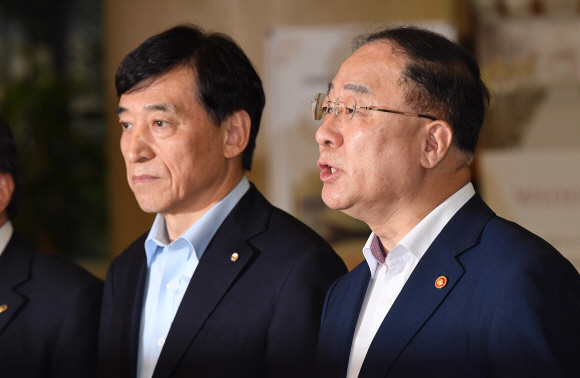 홍남기 경제부총리 겸 기획재정부 장관이 7일 오전 서울 중구 명동 은행회관에서 열린 긴급 거시경제 금융회의를 마친 후 취재진 질문에 답하고 있다. 2019.8.7 오장환 기자 5zzang@seoul.co.kr