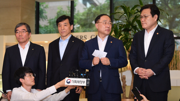 홍남기 경제부총리 겸 기획재정부 장관이 7일 오전 서울 중구 명동 은행회관에서 열린 긴급 거시경제 금융회의를 마친 후 취재진 질문에 답하고 있다. 왼쪽부터 윤석헌 금융감독원장, 이주열 한국은행 총재, 홍 부총리, 최종구 금융위원회 위원장. 2019.8.7 오장환 기자 5zzang@seoul.co.kr