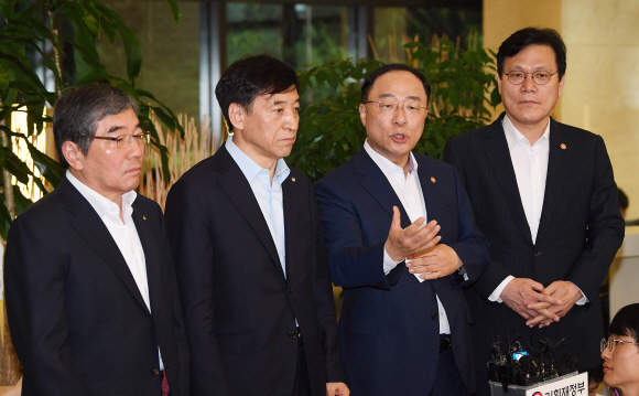 홍남기 경제부총리 겸 기획재정부 장관이 7일 오전 서울 중구 명동 은행회관에서 열린 긴급 거시경제 금융회의를 마친 후 취재진 질문에 답하고 있다. 왼쪽부터 윤석헌 금융감독원장, 이주열 한국은행 총재, 홍 부총리, 최종구 금융위원회 위원장. 2019.8.7 오장환 기자 5zzang@seoul.co.kr