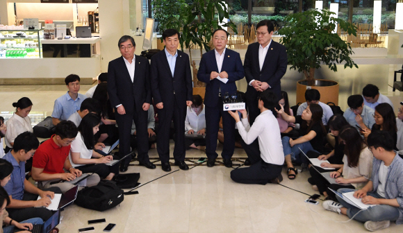 홍남기 경제부총리 겸 기획재정부 장관이 7일 오전 서울 중구 명동 은행회관에서 열린 긴급 거시경제 금융회의를 마친 후 취재진 질문에 답하고 있다. 왼쪽부터 윤석헌 금융감독원장, 이주열 한국은행 총재, 홍 부총리, 최종구 금융위원회 위원장. 2019.8.7 오장환 기자 5zzang@seoul.co.kr