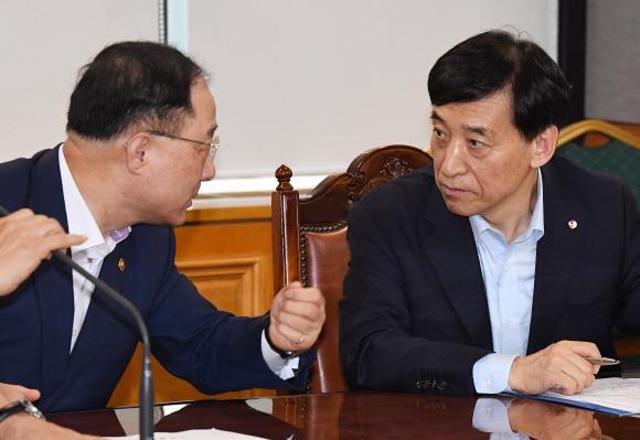 홍남기 경제부총리 겸 기획재정부 장관(왼쪽)과 이주열 한국은행 총재가 7일 오전 서울 중구 명동 은행회관에서 열린 긴급 거시경제 금융회의에서 대화를 하고 있다. 2019.8.7  오장환 기자 5zzang@seoul.co.kr