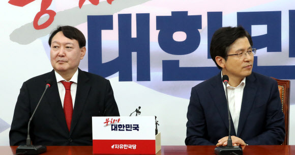 ‘어색한 표정’