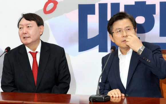 ‘어색한 표정’