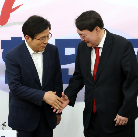 악수하는 황교안 대표와 윤석열 검찰총장