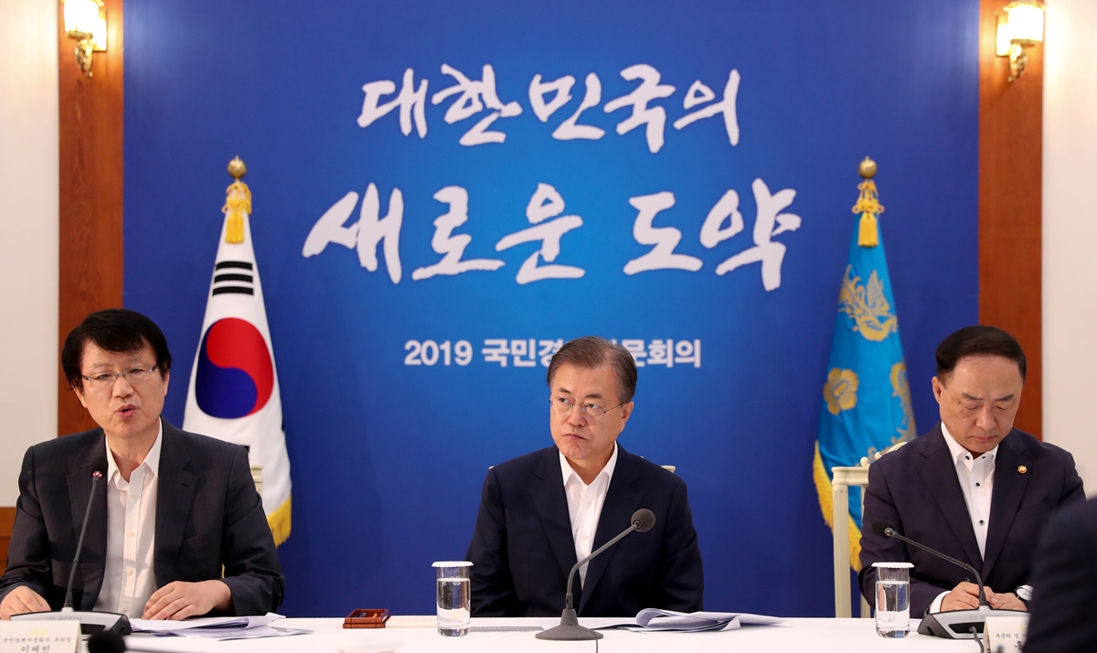 문재인 대통령이 8일 오전 청와대 본관 충무실에서 열린 국민경제자문회의에 참석해 이제민 국민경제자문회의 부의장의 인사말을 듣고 있다. 오른쪽은 홍남기 부총리 겸 기획재정부 장관. 2019.8.8. <br>도준석 기자 pado@seoul.co.kr