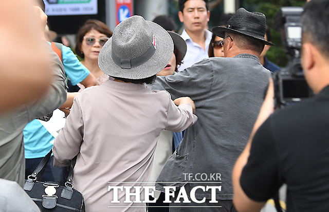 8일 서울 종로구 옛 일본대사관 앞에서 열린 엄마부대봉사단의 기자회견에 앞서 한 남성이 주옥순 엄마부대 대표에게 다가가 항의하고 있다. 이 남성은 주옥순 대표를 밀친 혐의로 현장에서 경찰에 연행됐다. 2019.8.8  더팩트