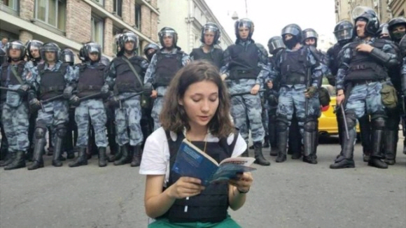 러시아판 톈안먼 광장 소녀