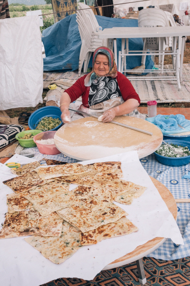 터키 전통 빵을 만들고 있는 아낙.