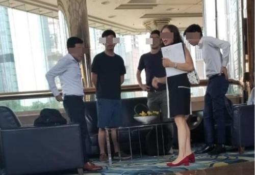 중국 언론에 보도된 홍콩 시위주도자와 홍콩 주재 미국 영사의 만남 장면. 2019.08.09 홍콩 매체 대공보 캡처