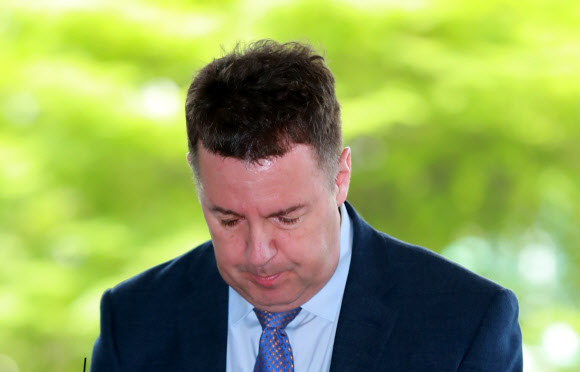 ‘마약 혐의’ 고개 숙인 로버트 할리