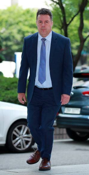 법정 향하는 로버트 할리