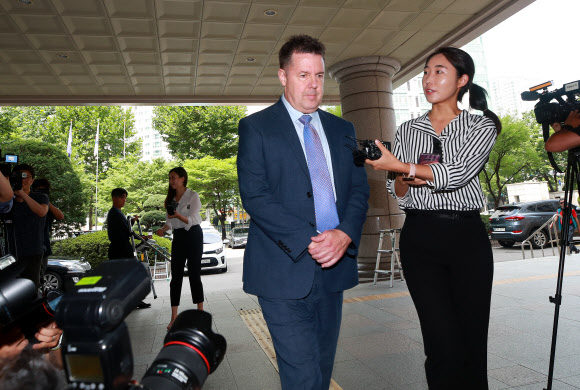 법정 향하는 로버트 할리