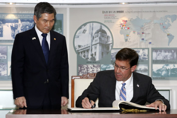 방명록 작성하는 마크 에스퍼 미 국방장관