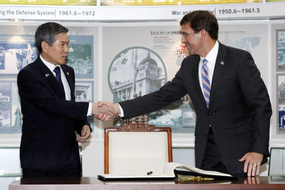 악수하는 한미 국방부 장관