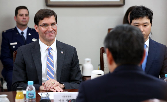 정경두 장관 인사말 경청하는 에스퍼 미 국방부 장관