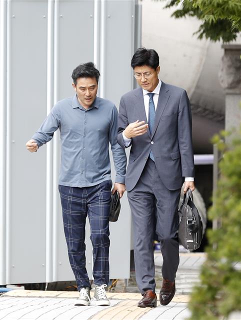 최민수, 변호사와 함께 서울남부지법 출서규