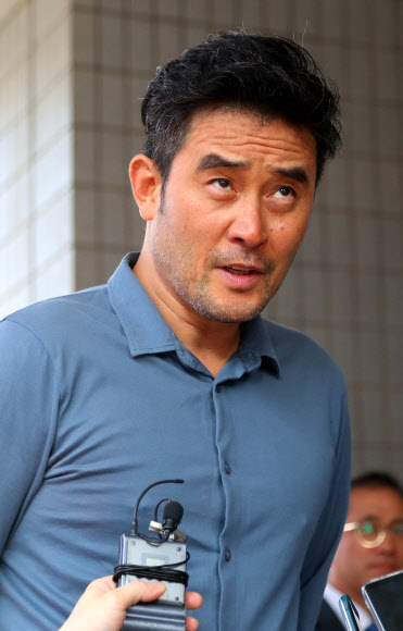 취재진에 답변하는 최민수