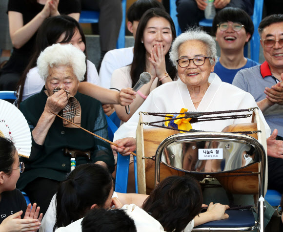 장구 치며 노래하는 이옥선 할머니