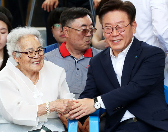 이옥선 할머니와 인사하는 이재명 경기지사