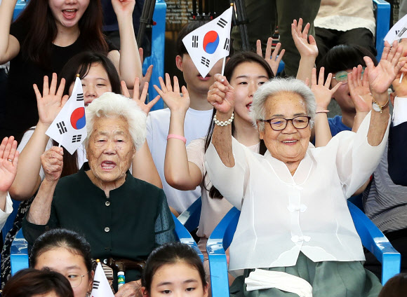 만세 외치는 두 이옥선 할머니