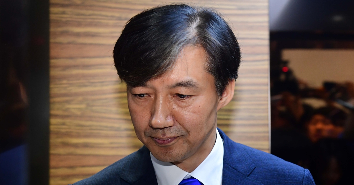 조국 법무부 장관 후보자가 지난 9일 오후 서울 종로구 적선동 현대빌딩에 마련된 인사청문회 준비 사무실에 도착해 엘리베이터에 탑승한 뒤 생각에 잠겨 있는 모습. 2019.8.9 연합뉴스