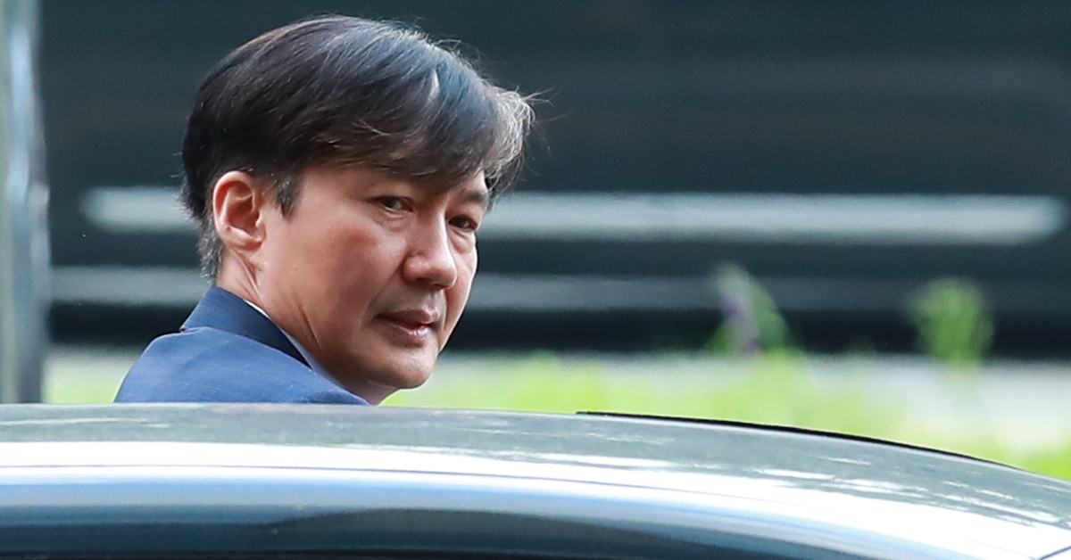 조국 법무부 장관 후보자가 지난 9일 오후 인사청문회 준비 사무실이 마련된 서울 종로구 적선동 현대빌딩에 도착한 모습. 2019.8.9 연합뉴스