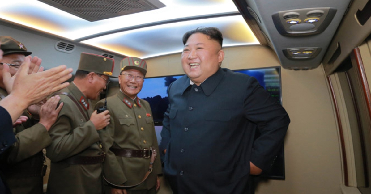 사진은 김정은(오른쪽 첫 번째) 북한 국무위원장이 지난 6일 신형전술유도탄 발사를 참관했다고 보도한 조선중앙통신이 지난 7일 홈페이지에 공개한 사진. 2019.8.7 연합뉴스
