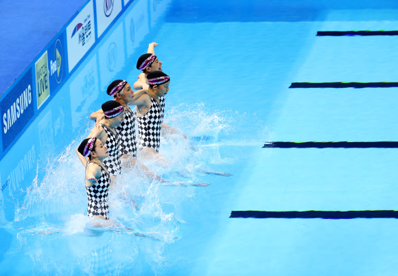 동시에 ‘풍덩’