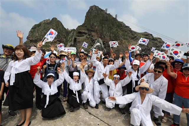 ‘독도에서 태극기를 흔들다’