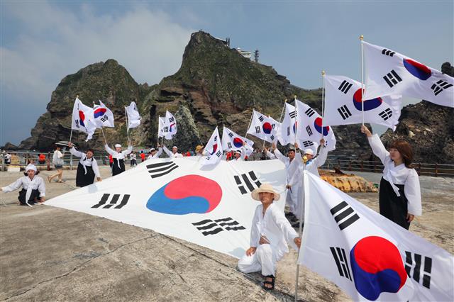 독도에서 태극기 펼치며 ‘한일 경제전쟁, 이겨냅시다’