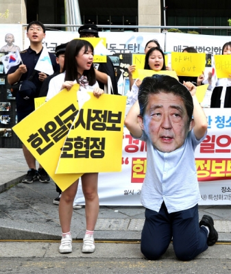 한국 청소년들 앞에 무릎 꿇은 아베