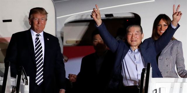 지난해 5월 마이크 폼페이오 미국 국무장관의 방북을 계기로 북한에서 풀려난 한국계 미국인 김동철 목사가 도널드 트럼프 대통령 부부의 환영을 받으며 비행기에서 내리고 있다. AP 자료사진