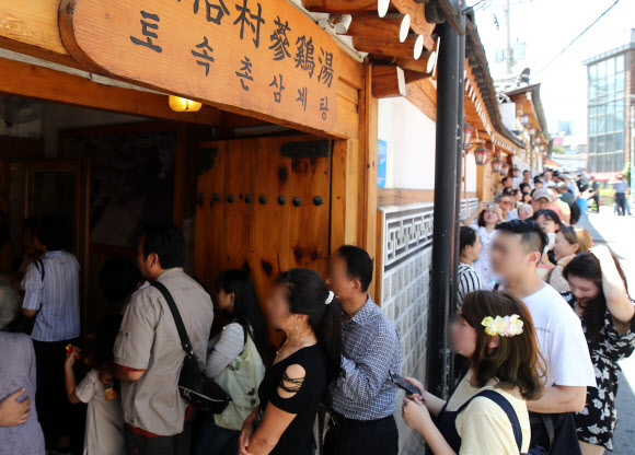 휴일이자 말복인 11일 오후 서울 종로구의 한 삼계탕 전문점을 찾은 시민들이 입장을 기다리고 있다. 2019.8.11  연합뉴스