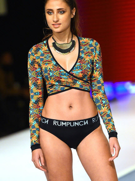 모델이 10일(현지시간) 스리랑카 콜롬보에서 열린 ‘스윔 위크 콜롬보(Swim Week Colombo)’중 Rumpunch의 컬렉션을 선보이고 있다. AFP 연합뉴스