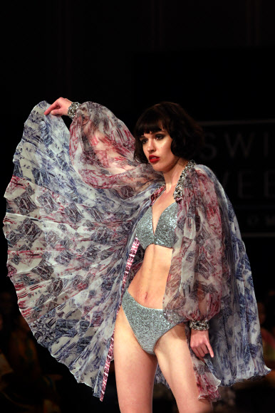 모델이 10일(현지시간) 스리랑카 콜롬보에서 열린 ‘스윔 위크 콜롬보(Swim Week Colombo)’중 디자이너 Nivedita Saboo의 컬렉션을 선보이고 있다. EPA 연합뉴스