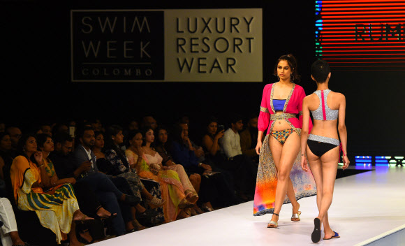 모델이 10일(현지시간) 스리랑카 콜롬보에서 열린 ‘스윔 위크 콜롬보(Swim Week Colombo)’중 Rumpunch의 컬렉션을 선보이고 있다. AFP 연합뉴스