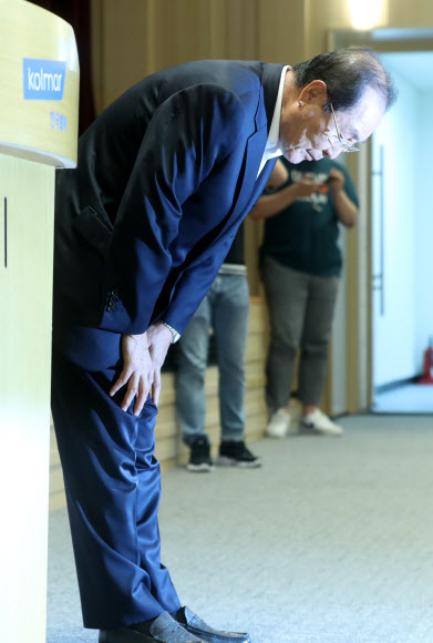 최근 직원 조회에서 ‘막말?여성비하 유튜브 영상’을 틀어 물의를 일으킨 윤동한 한국콜마 회장이 11일 오후 서울 서초구 내곡동 한국콜마종합기술원에서 열린 대국민 사과 기자회견에서 고개 숙여 사과하고 있다. 2019.8.11 연합뉴스