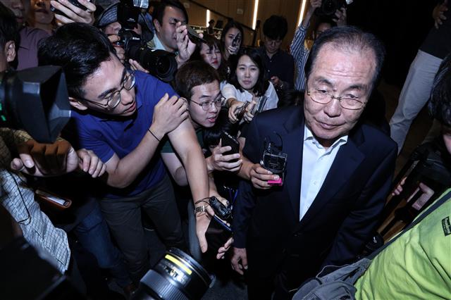 직원 조회에서 여성비하와 막말 유튜브 영상을 틀어 물의를 일으킨 윤동한 한국콜마 회장이 11일 오후 서울 서초구 한국콜마 종합기술원 대강당에서 기자회견을 열고 대국민 사과를 하고 있다.  윤 회장은 이달 7일 임직원 700여명이 참석한 월례조회에서 최근 일본의 수출 규제와 관련해 극보수 성향의 유튜브 영상을 틀어 논란이 됐다. 2019.8.11 뉴스1