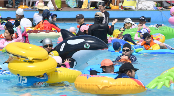 11일 서울 여의도 수영장이 더위를 식히러온 인파로 가득하다. 2019.8.11 박지환기자 popocar@seoul.co.kr