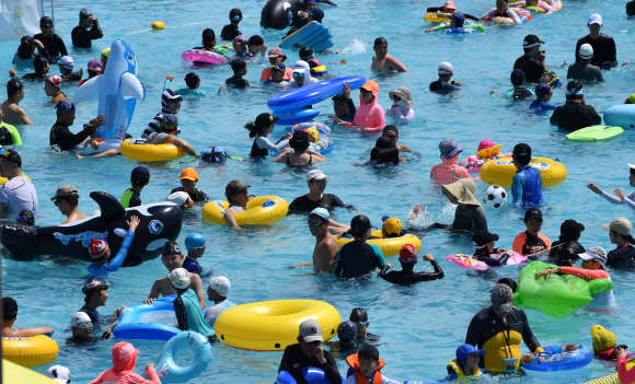 11일 서울 여의도 수영장이 더위를 식히러온 인파로 가득하다. 2019.8.11 박지환기자 popocar@seoul.co.kr