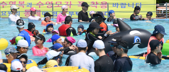 11일 서울 여의도 수영장이 더위를 식히러온 인파로 가득하다. 2019.8.11 박지환기자 popocar@seoul.co.kr