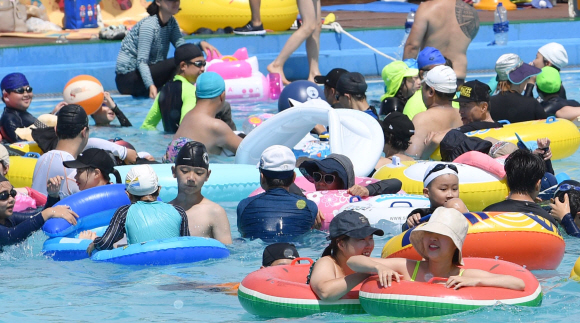 11일 서울 여의도 수영장이 더위를 식히러온 인파로 가득하다. 2019.8.11 박지환기자 popocar@seoul.co.kr