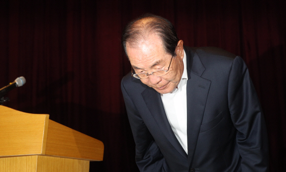 최근 직원 조회에서 ‘막말·여성비하 유튜브 영상’을 틀어 물의를 일으킨 윤동한 한국콜마 회장이 11일 오후 서울 서초구 내곡동 한국콜마 종합기술원에서 열린 기자회견에서 대국민 사과를 하고 있다. 2019. 08.11.  오장환 기자 5zzang@seoul.co.kr