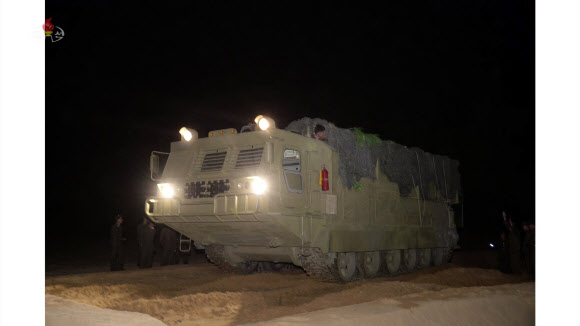 북한 조선중앙TV가 11일 전날 함경남도 함흥 일대에서 실시한 2발의 단거리 발사체 발사 장면을 사진으로 공개했다. 군은 이 발사체를 이스칸데르급 KN-23 단거리 탄도미사일과 유사한 기종으로 추정했으나, 북한이 공개한 사진을 보면 KN-23과는 다른 신형 탄도미사일로 보인다. 사진은 이날 오후 중앙TV가 공개한 무기 발사차량의 모습. 2019.8.11  연합뉴스