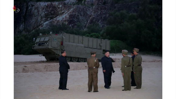 북한이 11일 전날 함경남도 함흥 일대에서 발사한 발사체가 ‘새 무기’였다며 김정은 국무위원장 참관 속 진행된 시험 사격 장면을 공개했다. 사진은 이날 오후 중앙TV가 공개한 김 위원장의 지도 모습. 2019.8.11  연합뉴스
