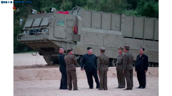 북한이 11일 전날 함경남도 함흥 일대에서 발사한 발사체가 ‘새 무기’였다며 김정은 국무위원장 참관 속 진행된 시험 사격 장면을 공개했다. 사진은 이날 오후 중앙TV가 공개한 김 위원장의 지도 모습. 2019.8.11  연합뉴스