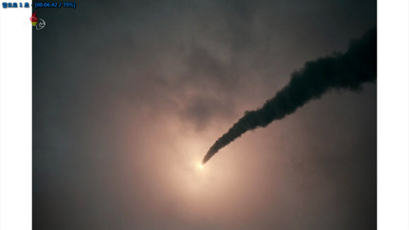 북한 조선중앙TV가 11일 전날 함경남도 함흥 일대에서 실시한 2발의 단거리 발사체 발사 장면을 사진으로 공개했다. 군은 이 발사체를 이스칸데르급 KN-23 단거리 탄도미사일과 유사한 기종으로 추정했으나, 북한이 공개한 사진을 보면 KN-23과는 다른 신형 탄도미사일로 보인다. 사진은 이날 오후 중앙TV가 공개한 발사 장면. 2019.8.11  연합뉴스